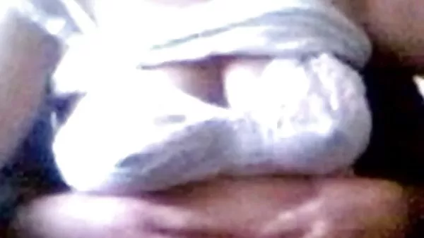 成年人性感的搜索引擎的母亲在黑色的游泳池性感